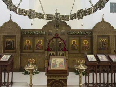 Colpisce l'imponenza dell'iconostasi sul fondo, l� dove il sacerdote officia la messa dando le spalle ai fedeli